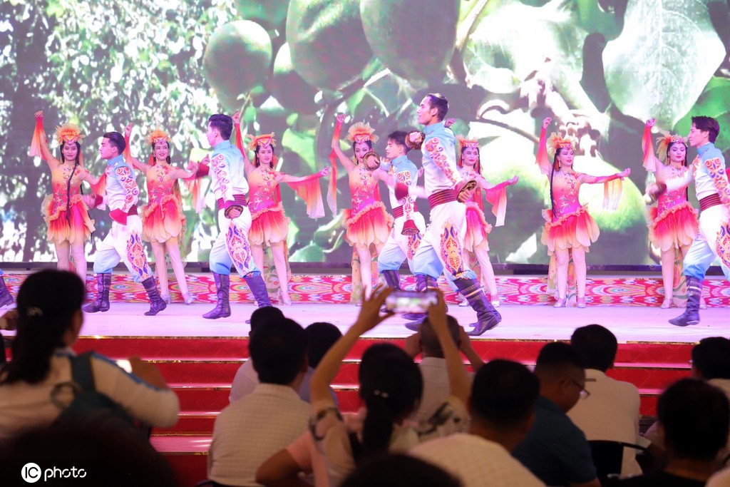 新疆和田夜市精彩特色歌舞表演热闹非凡