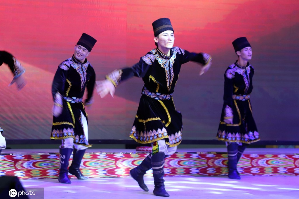 新疆和田夜市精彩特色歌舞表演热闹非凡