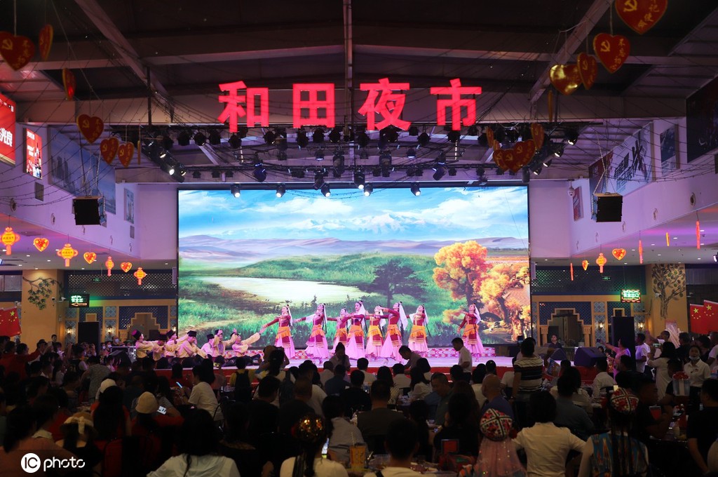 新疆和田夜市精彩特色歌舞表演热闹非凡