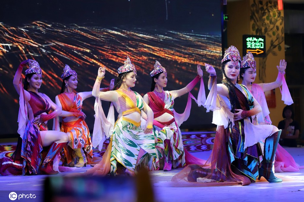 新疆和田夜市精彩特色歌舞表演热闹非凡