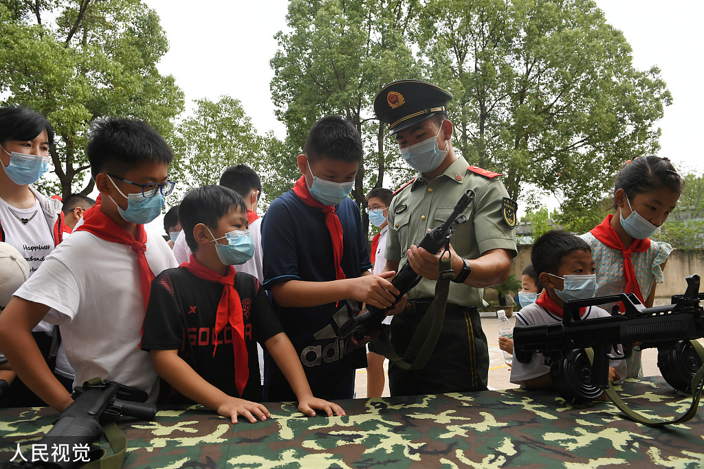 合肥：儿童走进军营 体验部队生活