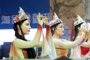 新疆和田夜市精彩特色歌舞表演热闹非凡