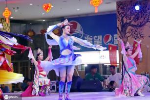 新疆和田夜市精彩特色歌舞表演热闹非凡