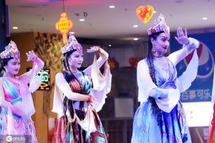 新疆和田夜市精彩特色歌舞表演热闹非凡