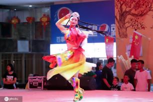 新疆和田夜市精彩特色歌舞表演热闹非凡