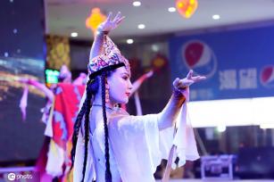 新疆和田夜市精彩特色歌舞表演热闹非凡