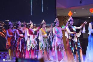 新疆和田夜市精彩特色歌舞表演热闹非凡