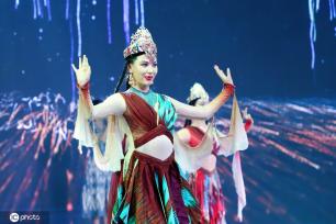 新疆和田夜市精彩特色歌舞表演热闹非凡