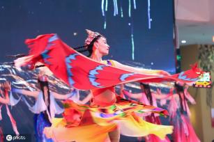 新疆和田夜市精彩特色歌舞表演热闹非凡