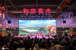 新疆和田夜市精彩特色歌舞表演热闹非凡