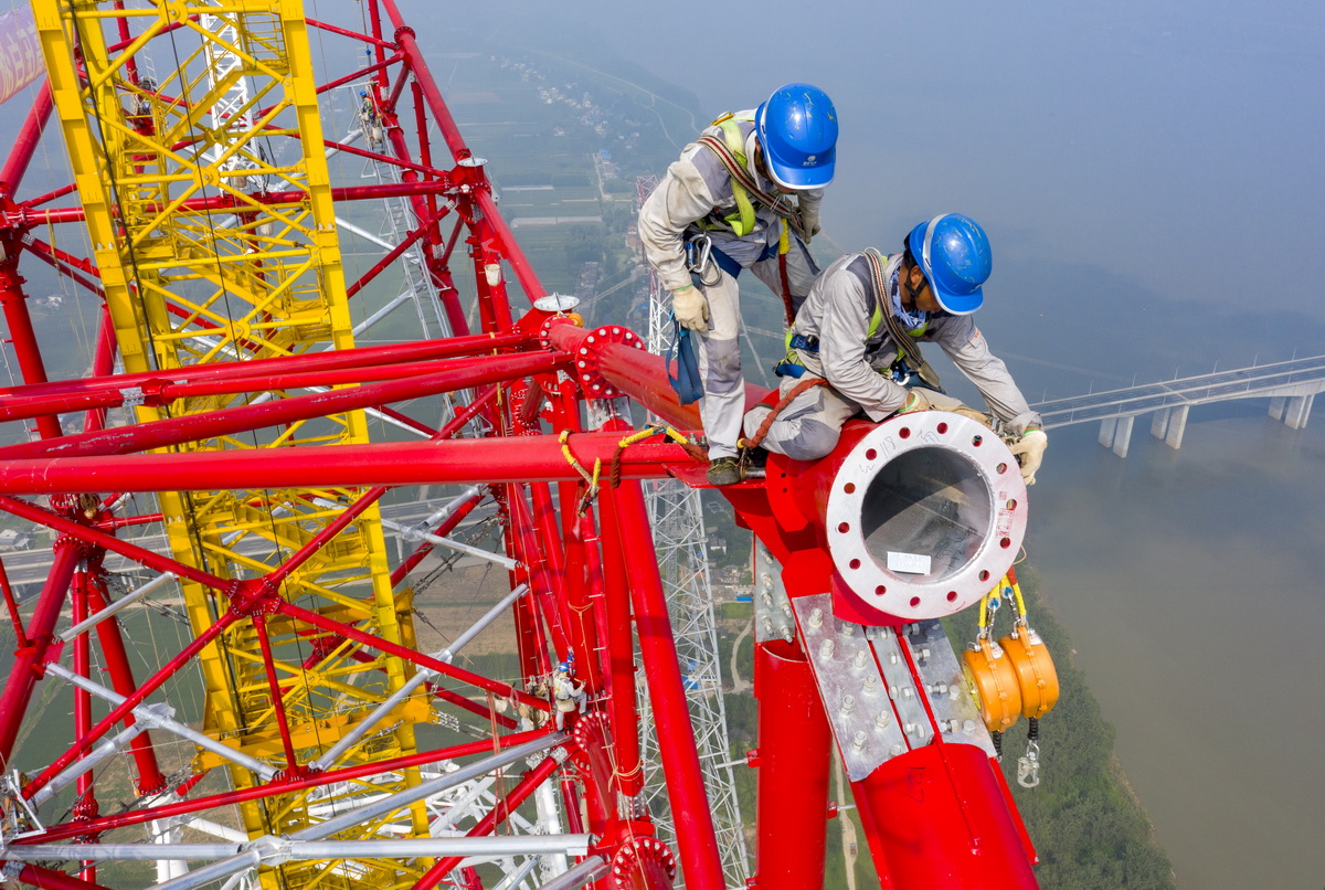 白鹤滩至浙江特高压长江大跨越输电塔封顶