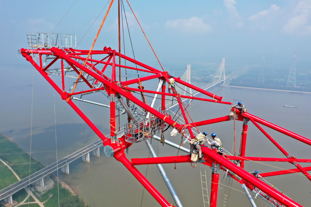 白鹤滩至浙江特高压长江大跨越输电塔封顶