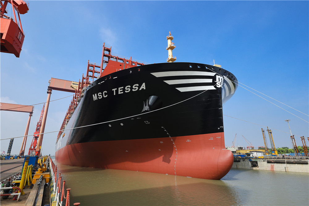 破纪录！世界最大集装箱船在上海出坞