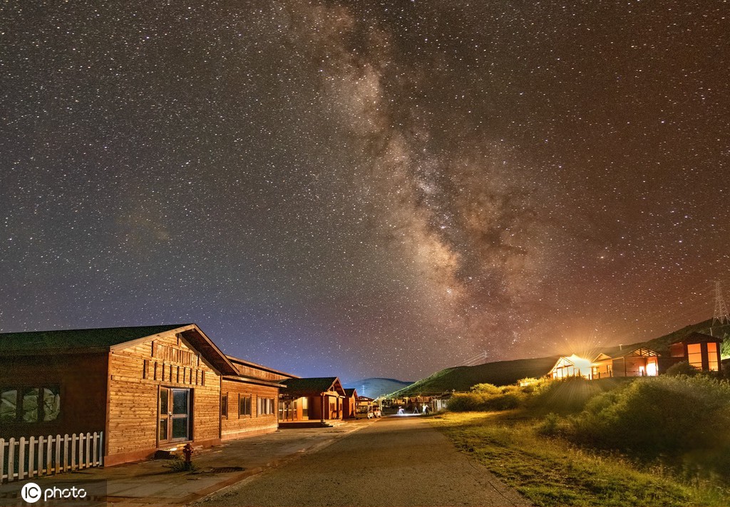 盛夏时节 四川红原俄么塘花海星空璀璨