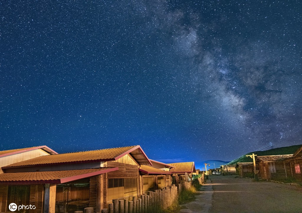 盛夏时节 四川红原俄么塘花海星空璀璨