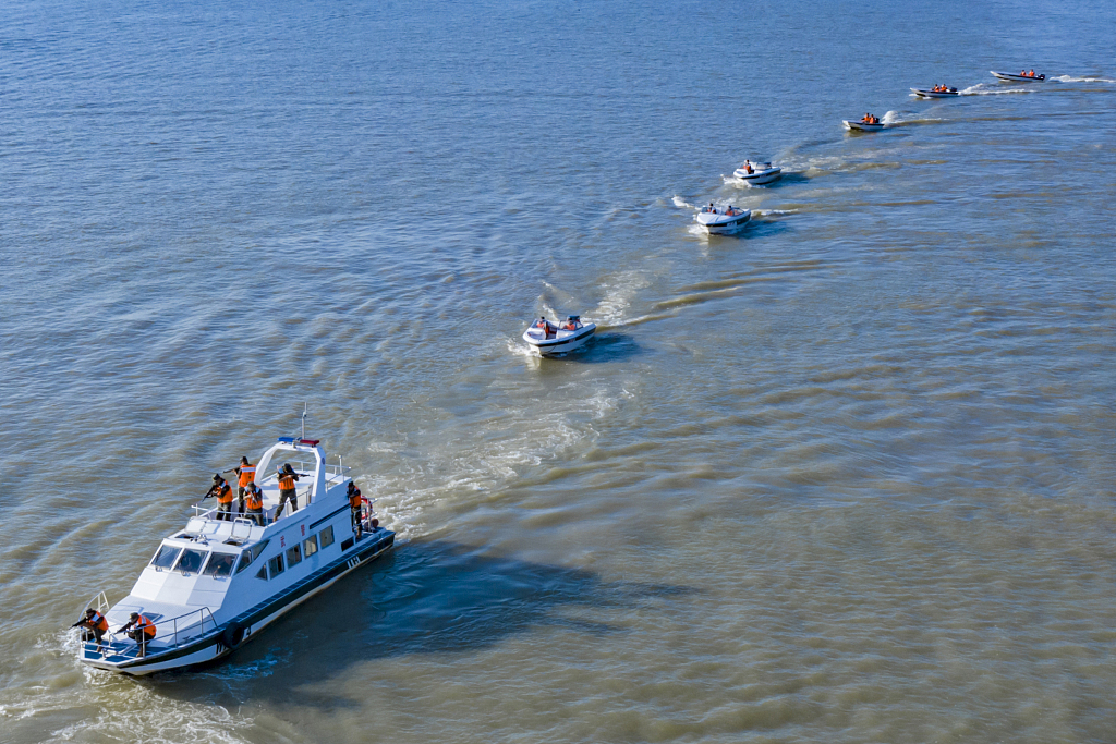 湖南岳阳：武警官兵进行水上反恐演练