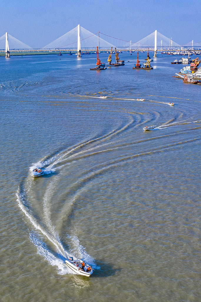 湖南岳阳：武警官兵进行水上反恐演练
