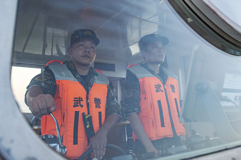 湖南岳阳：武警官兵进行水上反恐演练