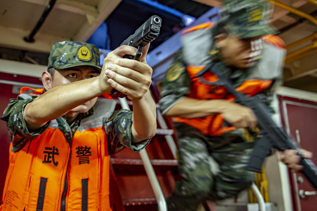 湖南岳阳：武警官兵进行水上反恐演练