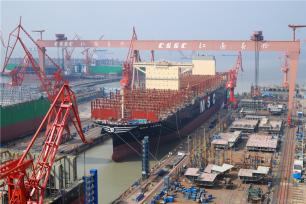 破纪录！世界最大集装箱船在上海出坞