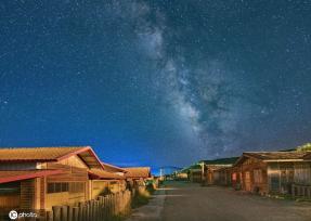 盛夏时节 四川红原俄么塘花海星空璀璨