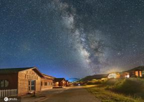 盛夏时节 四川红原俄么塘花海星空璀璨