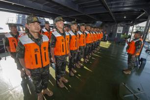 湖南岳阳：武警官兵进行水上反恐演练