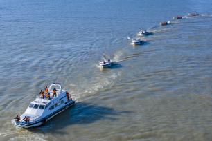 湖南岳阳：武警官兵进行水上反恐演练