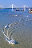 湖南岳阳：武警官兵进行水上反恐演练