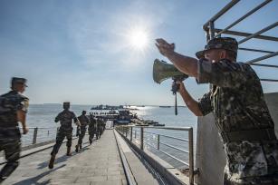 湖南岳阳：武警官兵进行水上反恐演练