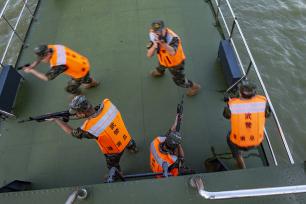 湖南岳阳：武警官兵进行水上反恐演练