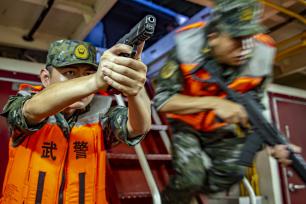 湖南岳阳：武警官兵进行水上反恐演练