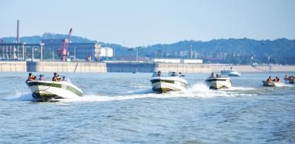 湖南岳阳：武警官兵进行水上反恐演练