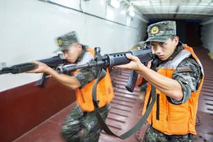 湖南岳阳：武警官兵进行水上反恐演练