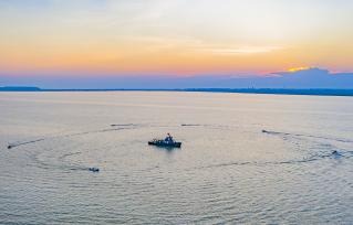 湖南岳阳：武警官兵进行水上反恐演练