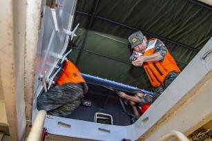 湖南岳阳：武警官兵进行水上反恐演练