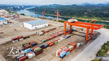 广西来宾：港口作业忙