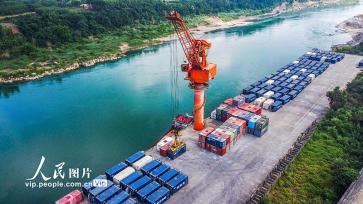 广西来宾：港口作业忙
