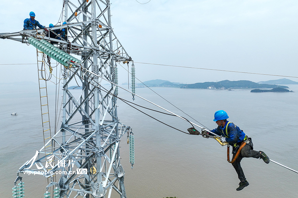 浙江舟山：跨海架线 连岛并网