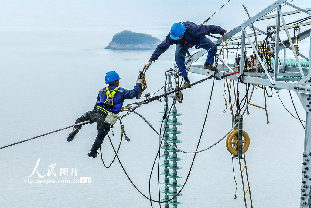 浙江舟山：跨海架线 连岛并网