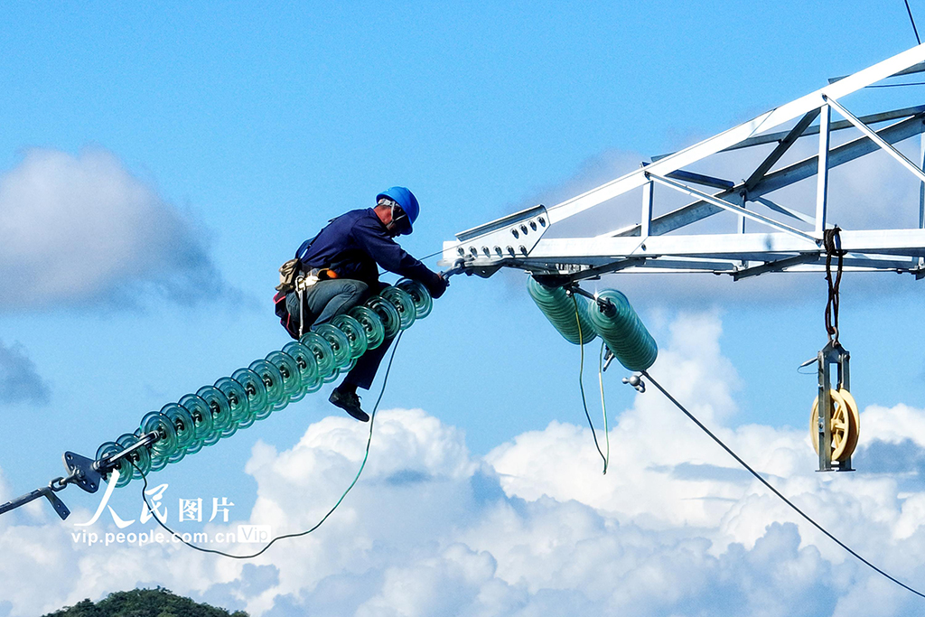 浙江舟山：跨海架线 连岛并网