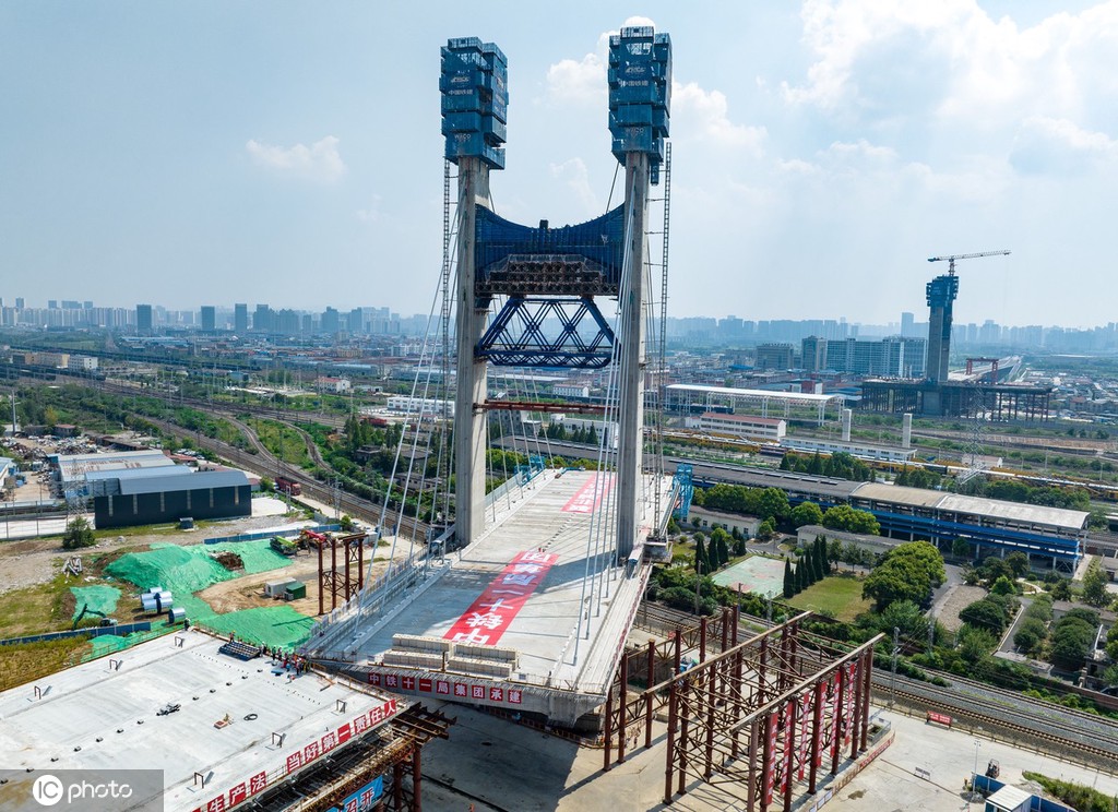 世界首座齿轮齿轨式转体斜拉桥顺利转体