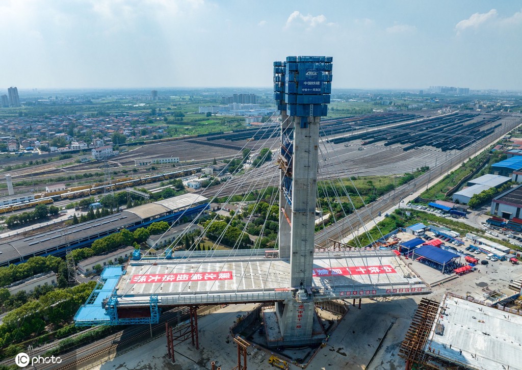 世界首座齿轮齿轨式转体斜拉桥顺利转体