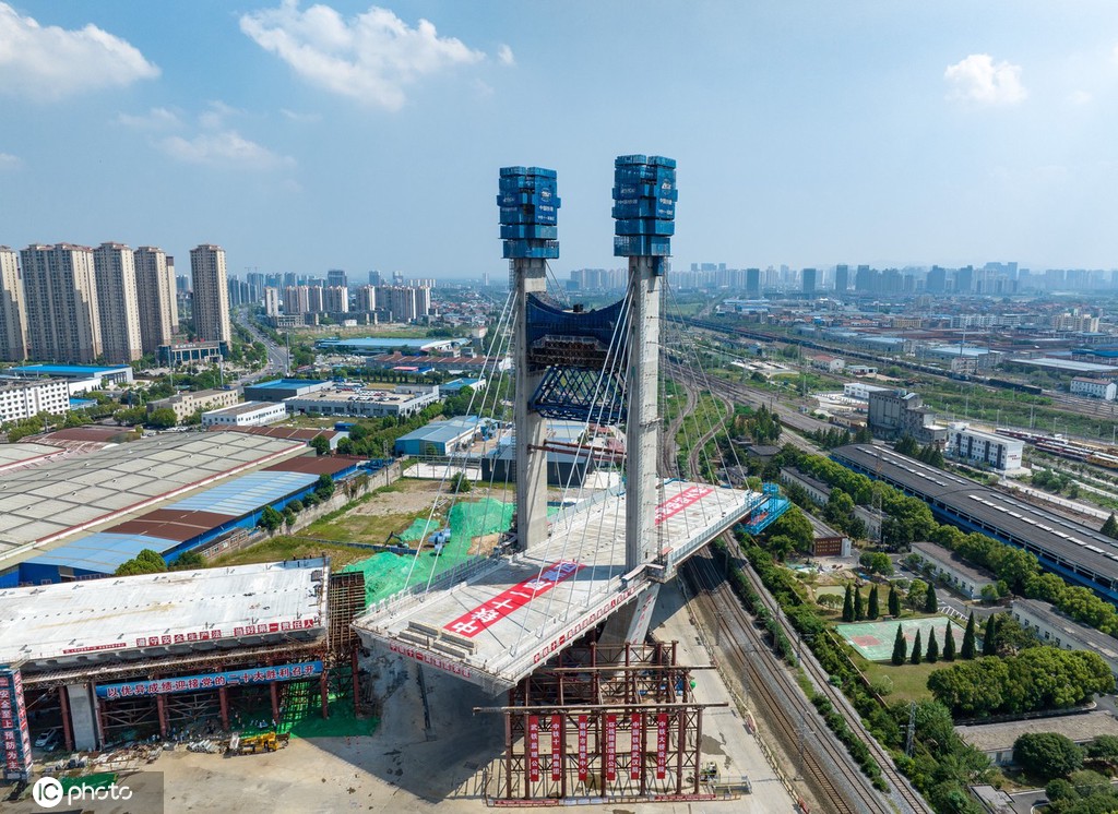 世界首座齿轮齿轨式转体斜拉桥顺利转体