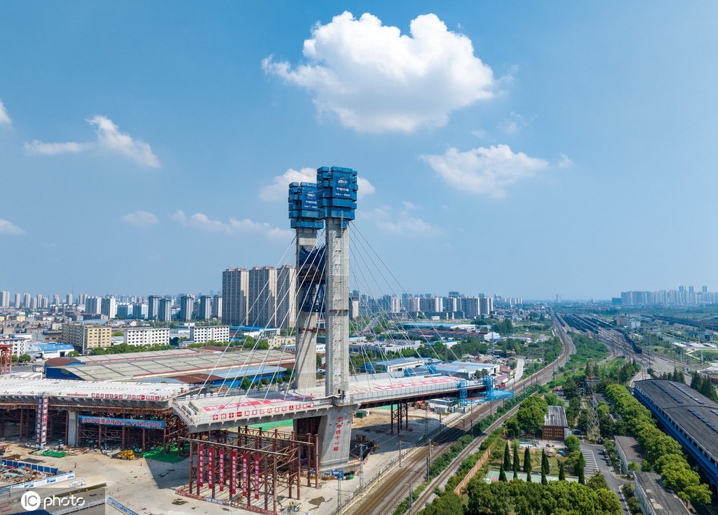 世界首座齿轮齿轨式转体斜拉桥顺利转体