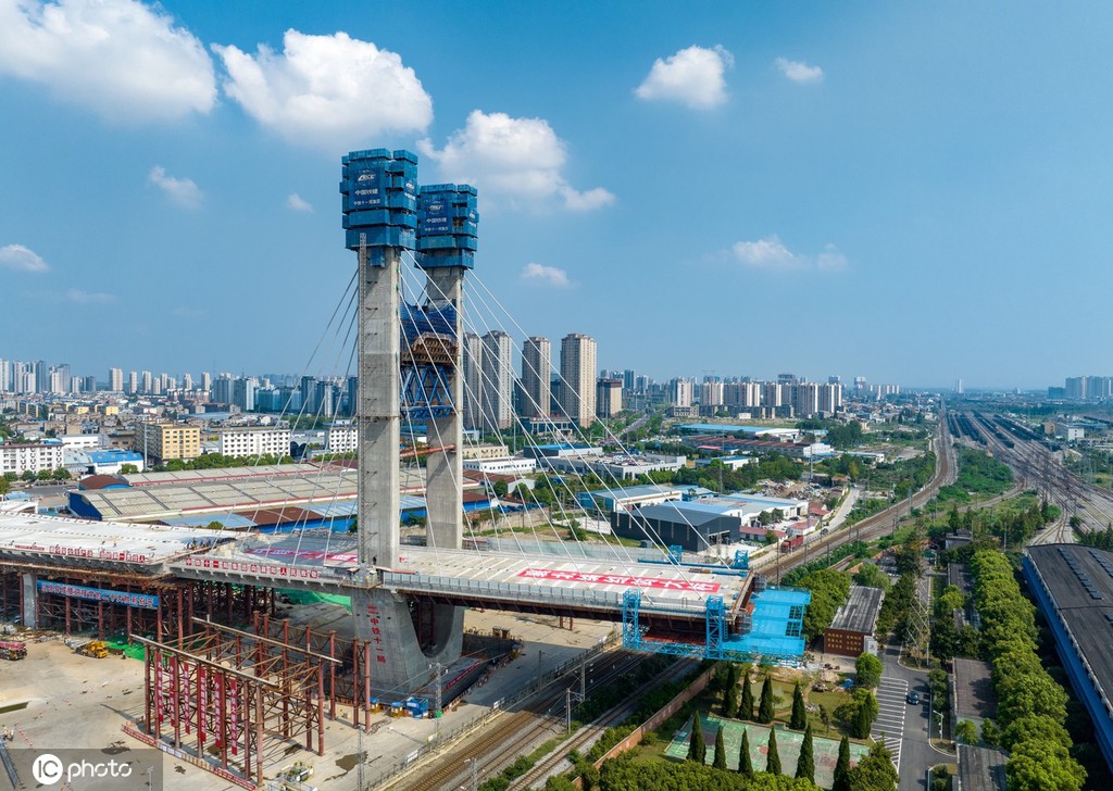 世界首座齿轮齿轨式转体斜拉桥顺利转体
