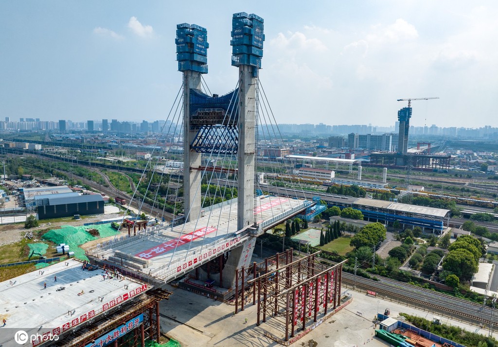 世界首座齿轮齿轨式转体斜拉桥顺利转体