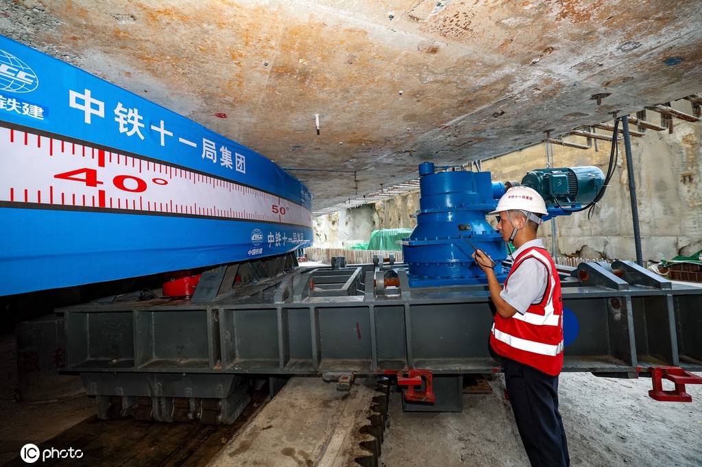 世界首座齿轮齿轨式转体斜拉桥顺利转体