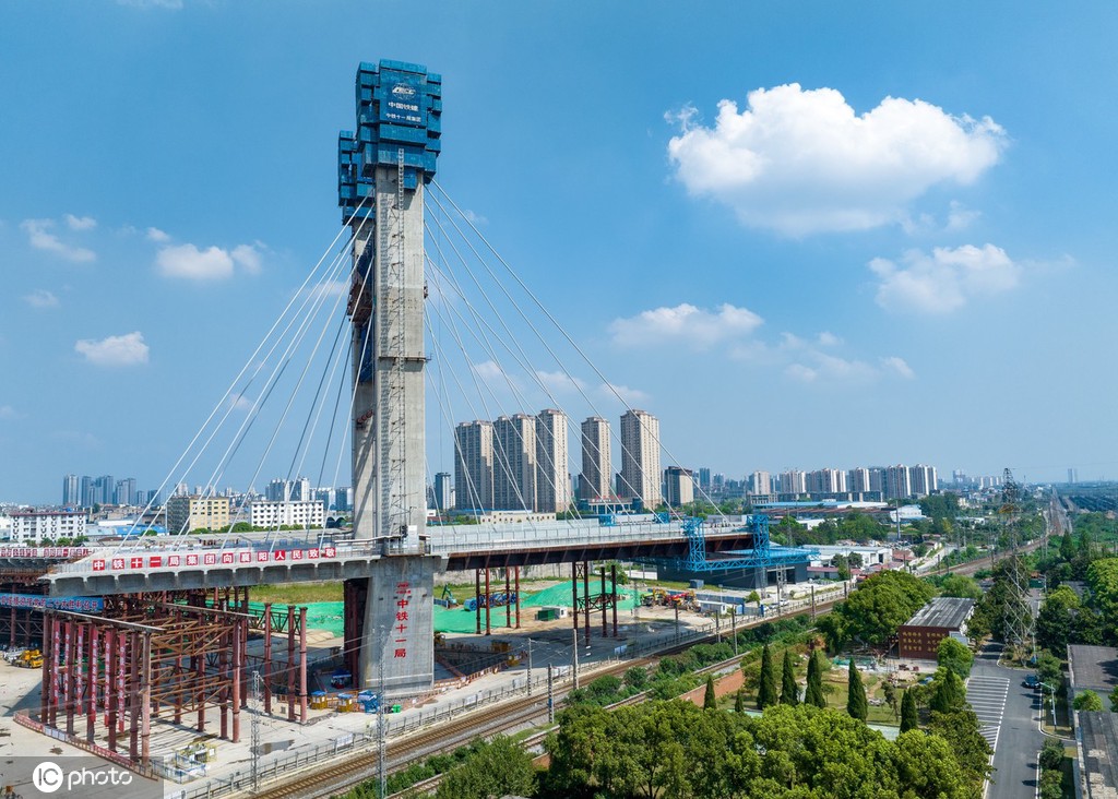 世界首座齿轮齿轨式转体斜拉桥顺利转体