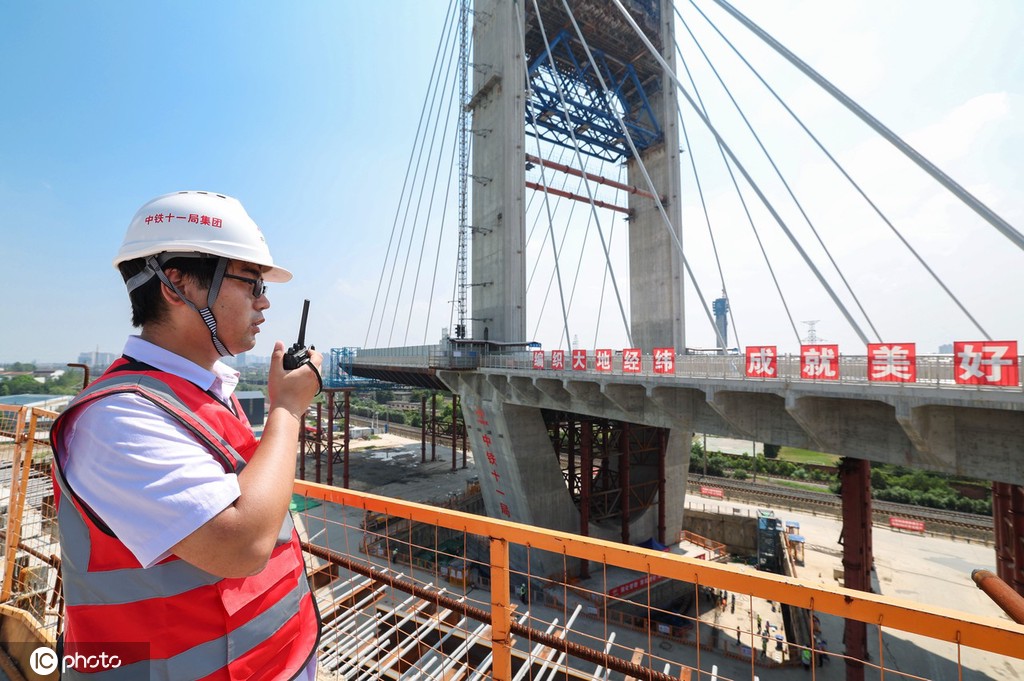 世界首座齿轮齿轨式转体斜拉桥顺利转体